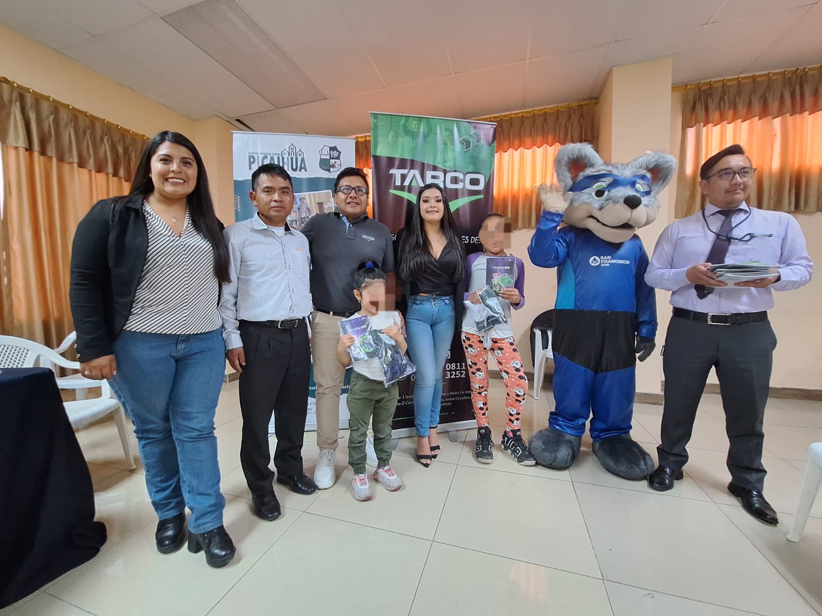 ENTREGA DE UNIFORMES DEPORTIVOS A LOS NIÑOS Y JÓVENES DE LA ESCUELA PERMANENTE DE BÁSKET DEL GADP PICAIHUA